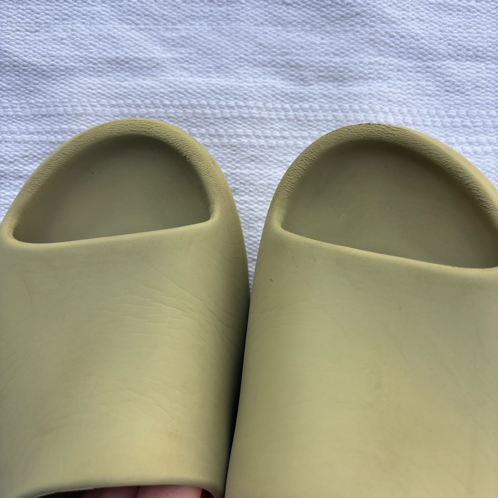 Adidas Yeezy Slides in the "Resin" colorway size mens us 11 - Picture 9 of 12